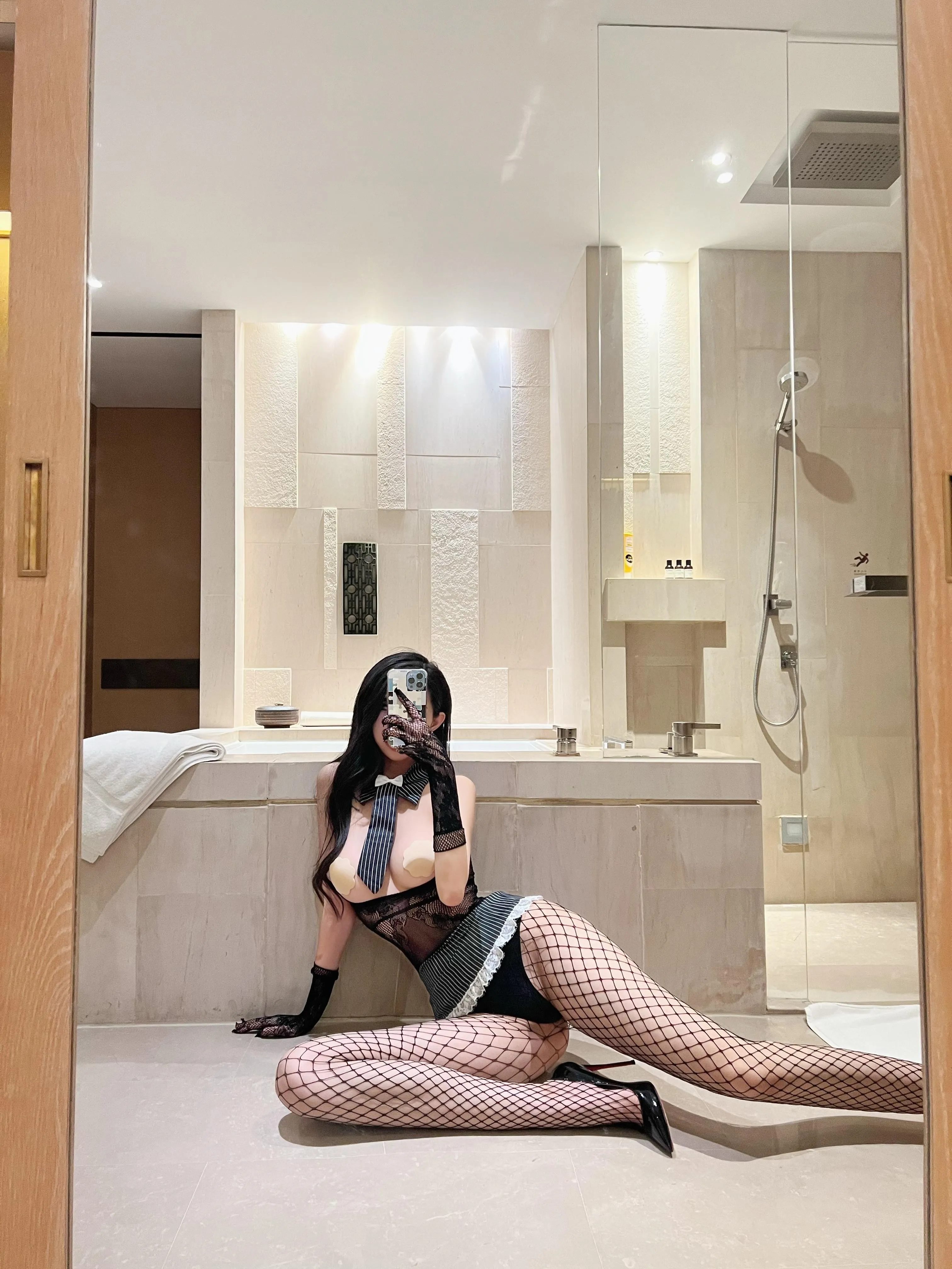 NO.031 葛征GEZHENG – 网洞黑丝浴室 [20P]插图2